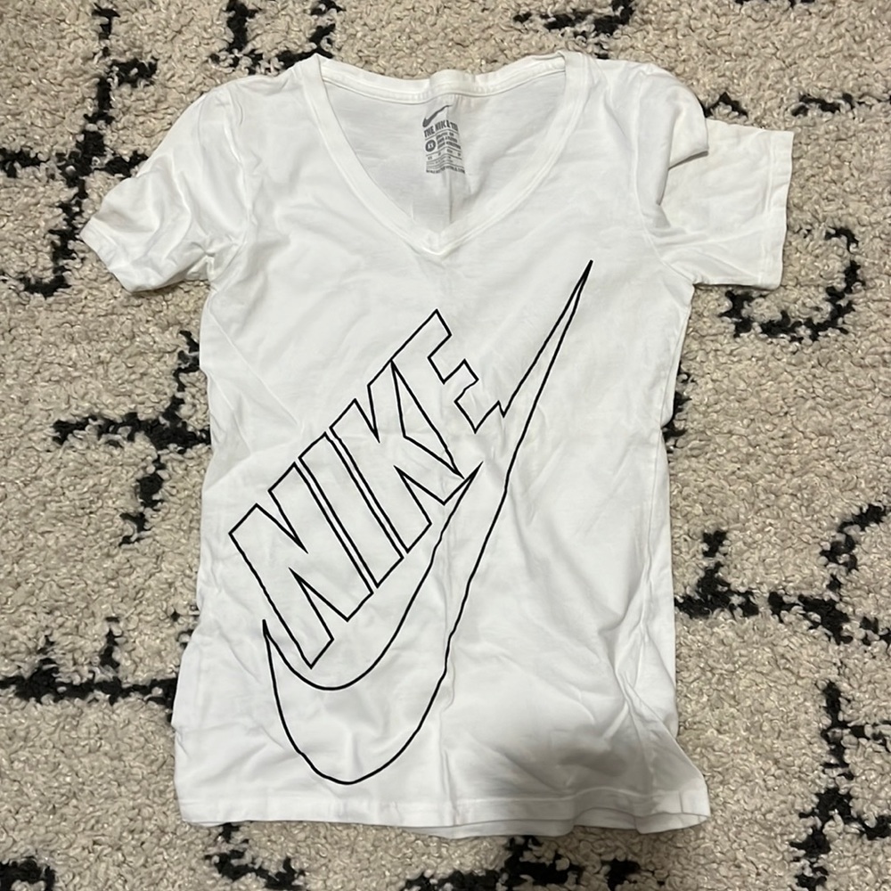 NWOT Nike Vneck